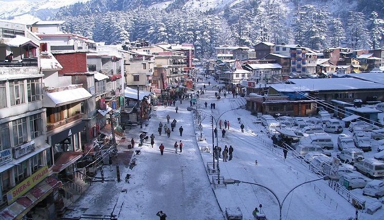 Mall Road, Manali in snow