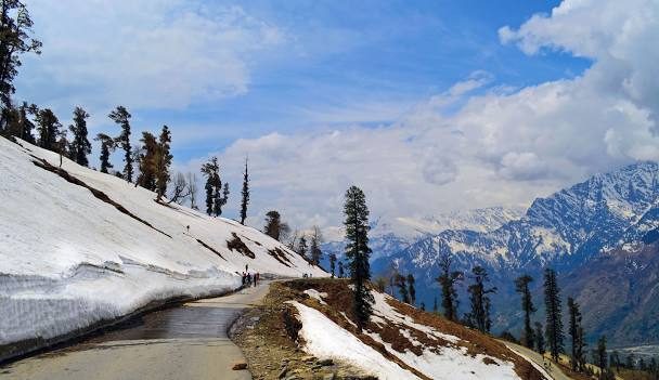 Snow road in Himachal